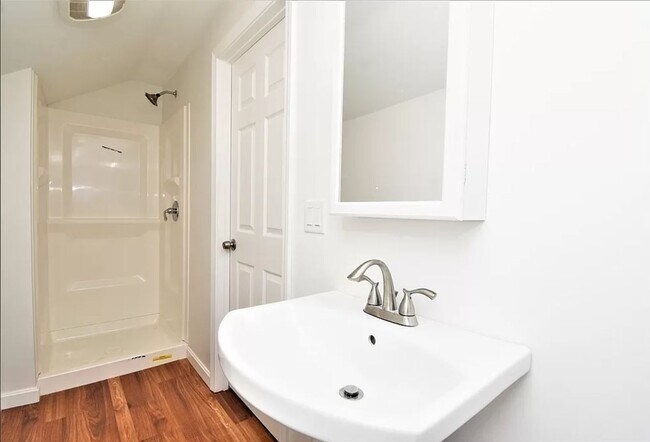 Full Bathroom - 27 Williams St