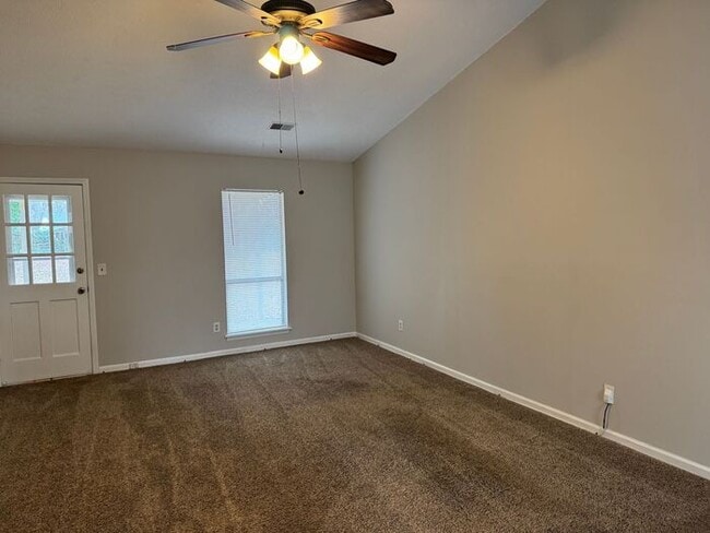 Foto del edificio - T.R. Lawing Realty Property