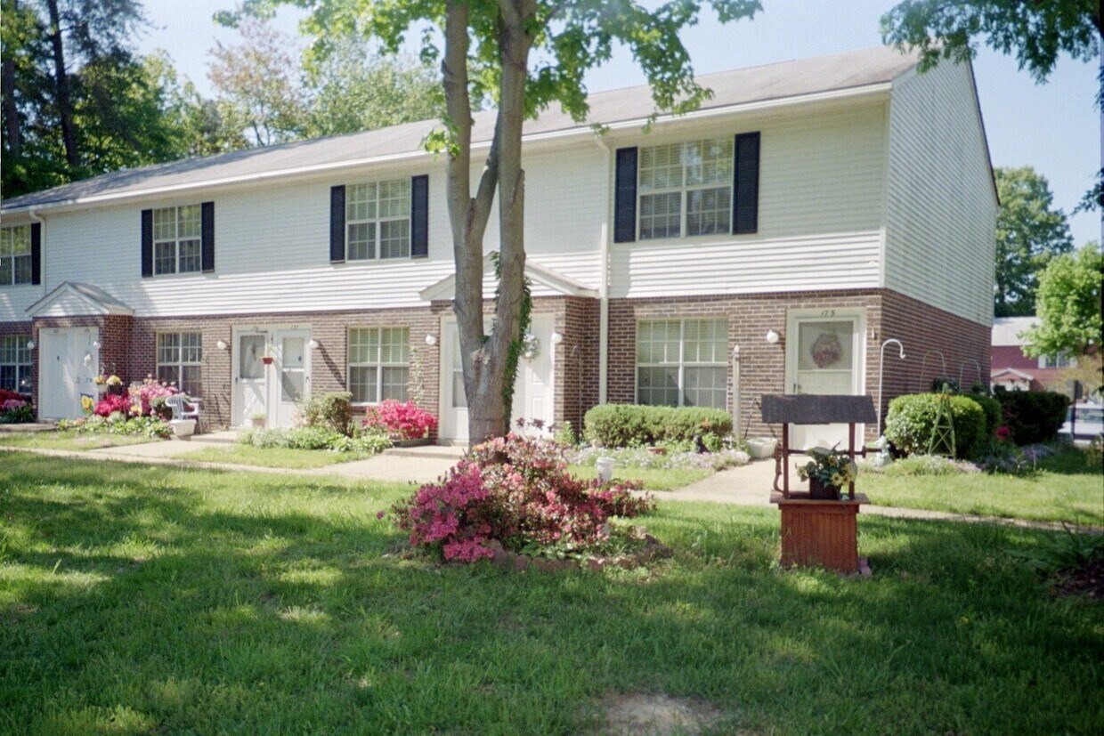 Building Photo - 900 Daphia Cir