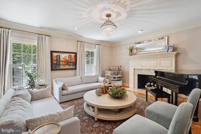 Building Photo - 5 Bed 4.5 Bath - Bethesda len Echo Heights...