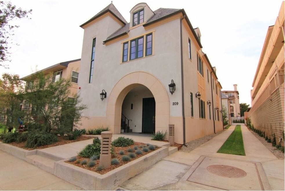 Primary Photo - 209 El Molino Ave