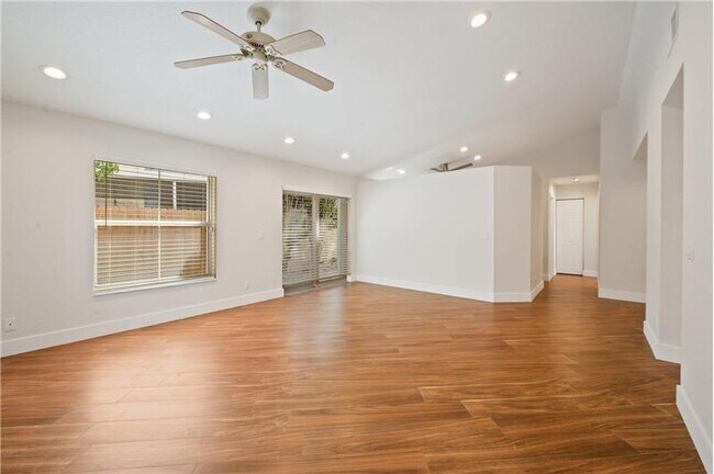 Foto del edificio - 6621 Fern St