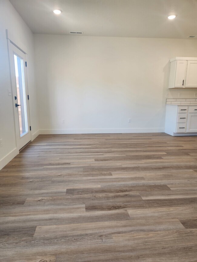 Foto del edificio - "Modern Comfort Awaits: Spacious and NEW 3-Bed Townhouse Available June 1st!