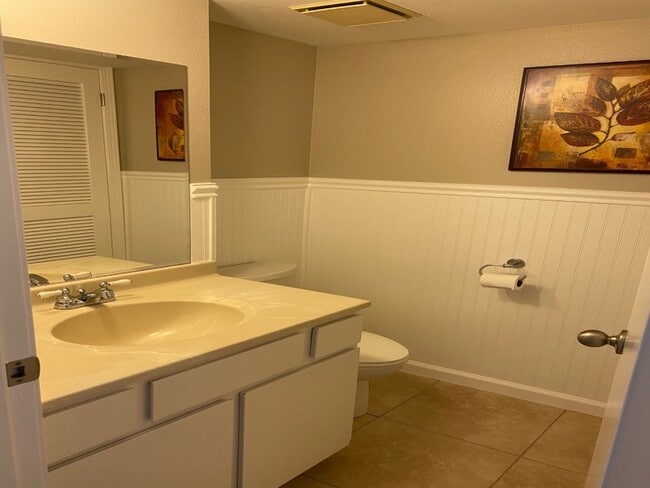 Building Photo - 8746 Fairoaks Cir