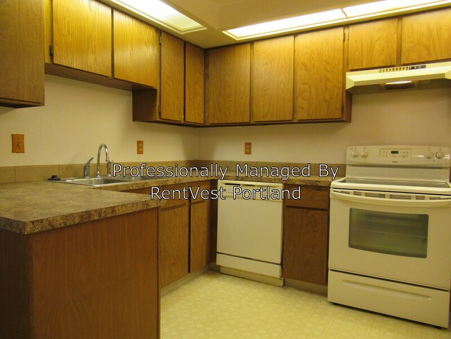 Building Photo - 650 SW Meadow Dr