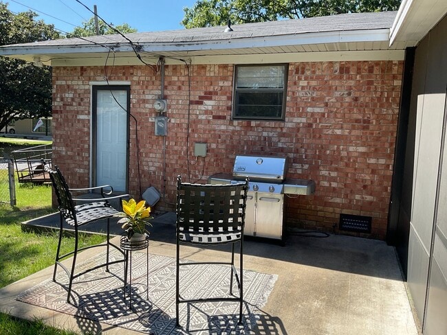 Building Photo - Very Nice 3 Bedroom 2 Bathroom House near the University of Arkansas Little Rock