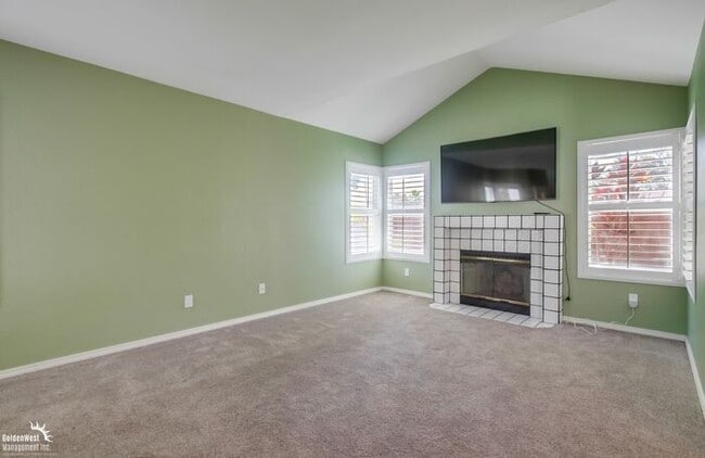 Building Photo - Stunning 4Bdm 2.5Ba Home Located in the Hi...