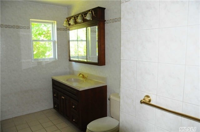 Building Photo - 27 Pickwick Dr W