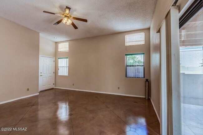 Foto del edificio - 6112 N Reliance Dr