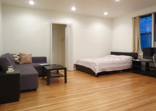 Foto principal - 247 E 37th St