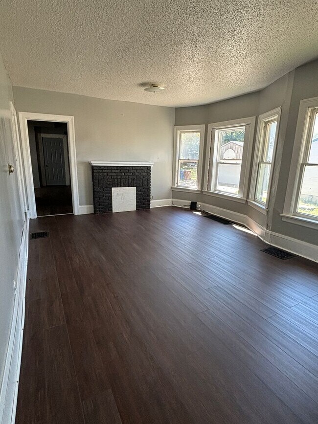 Building Photo - Spacious 4 bedroom, 1.5 bathroom house nea...