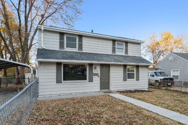 Foto del edificio - Beautifully renovated 5-bedroom, 2 full bath home ready for move-in!  1st month's rent is FREE!*