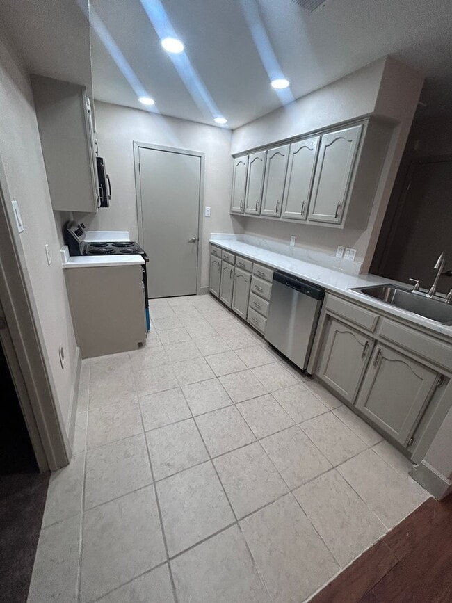 Foto del edificio - Newly Renovated 2 Bedroom, 2 Bath Duplex — Move-In Ready!