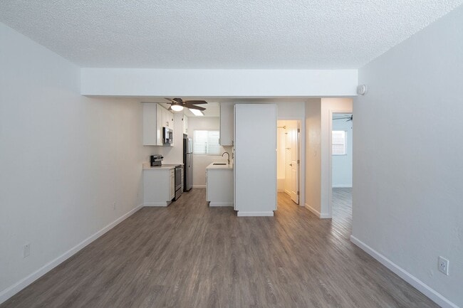 Building Photo - 2 Bedroom in PB with Access to Parking, Po...