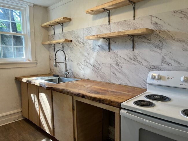 Foto del edificio - 3 Bedroom 1 Bath Home with Backyard & Off-...
