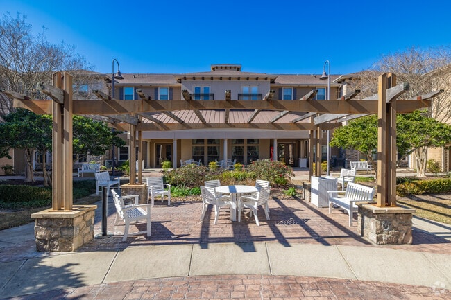 OUTDOOR LOUNGE - Huntington Beaumont