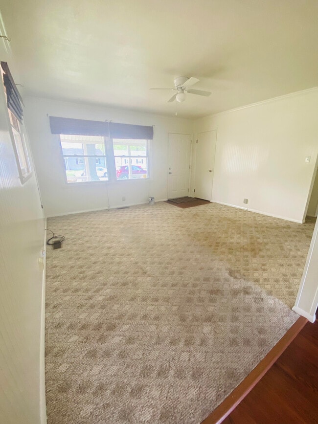 Sala de estar - 2905 S Chippewa Ln