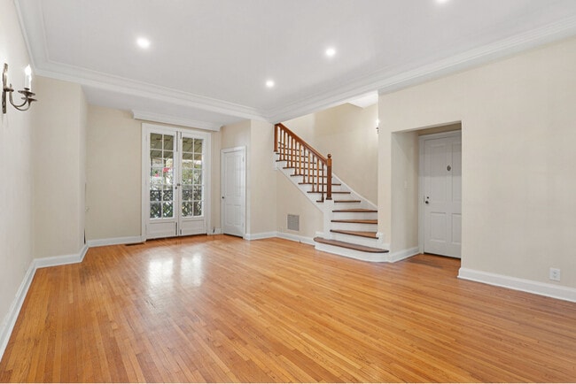 Building Photo - 420 S Beverwil Dr