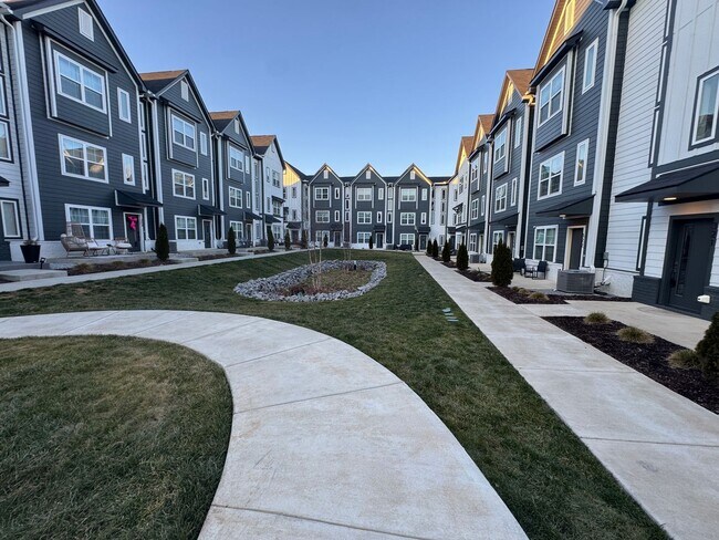 Foto del edificio - End unit overlooking courtyard, new townhome in gated community, pet friendly, 2 car garage