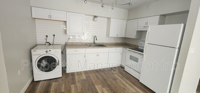 Building Photo - 404 Sunny Ln