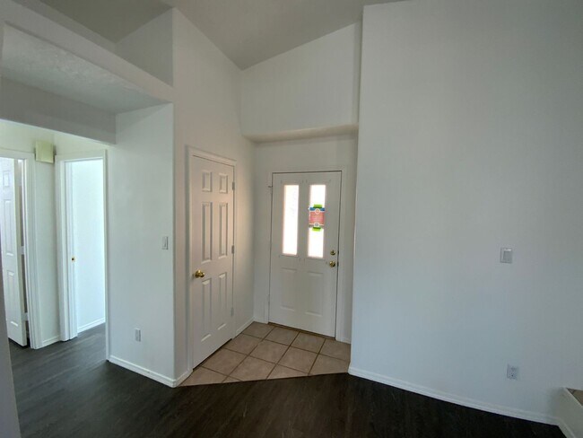 Foto del edificio - 3 Bedroom Single Story Home Available Near Irving Blvd NW & Eagle Ranch Rd!