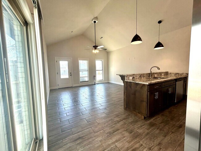 Foto del edificio - Water included - 1 Bed 1 Bath Near Downtown Rogers