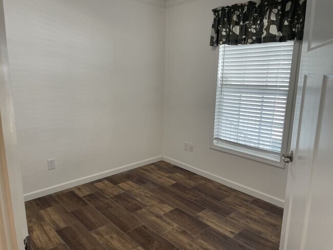 Foto del edificio - 5631 Pinecrest Dr