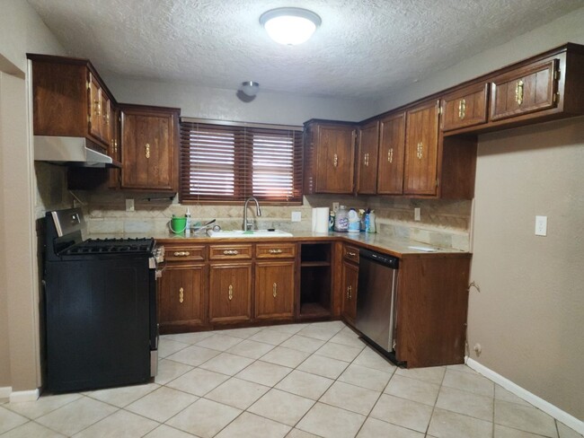 Foto del edificio - Move in Ready in 77619! Make this 4 Bedroo...