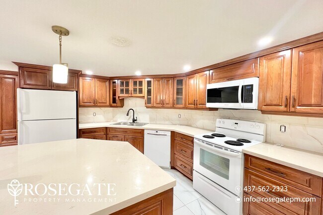 Building Photo - Modern 2 Bed 1 Bath Lower Unit in Prime Ki...