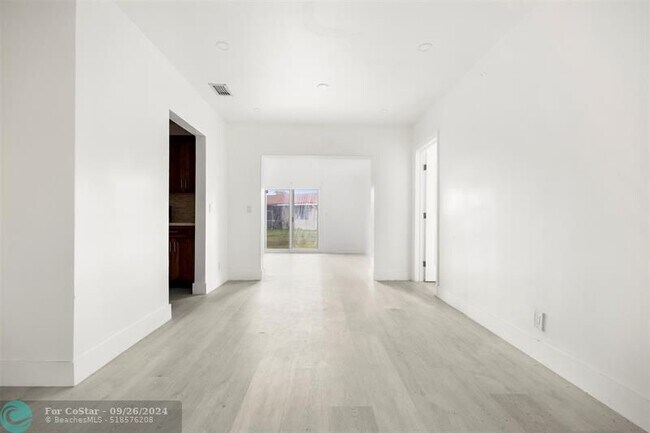 Building Photo - 4005 NW 76th Ave