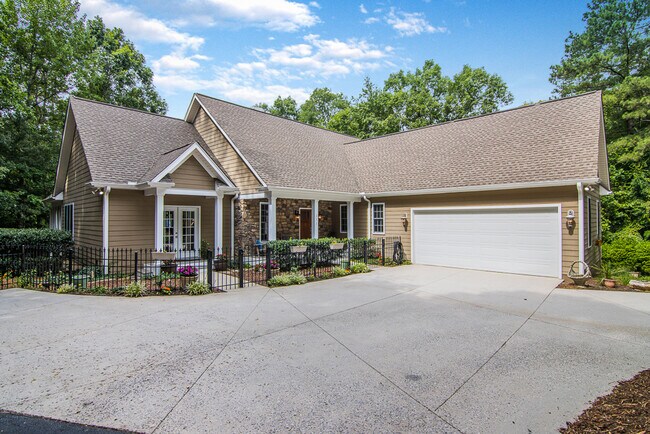 Building Photo - 211 Island Dr