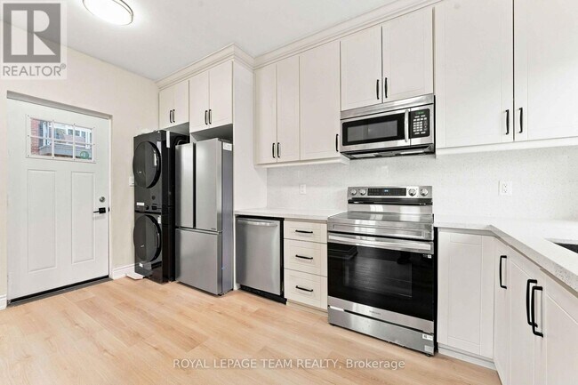 Building Photo - 13 Balsam St