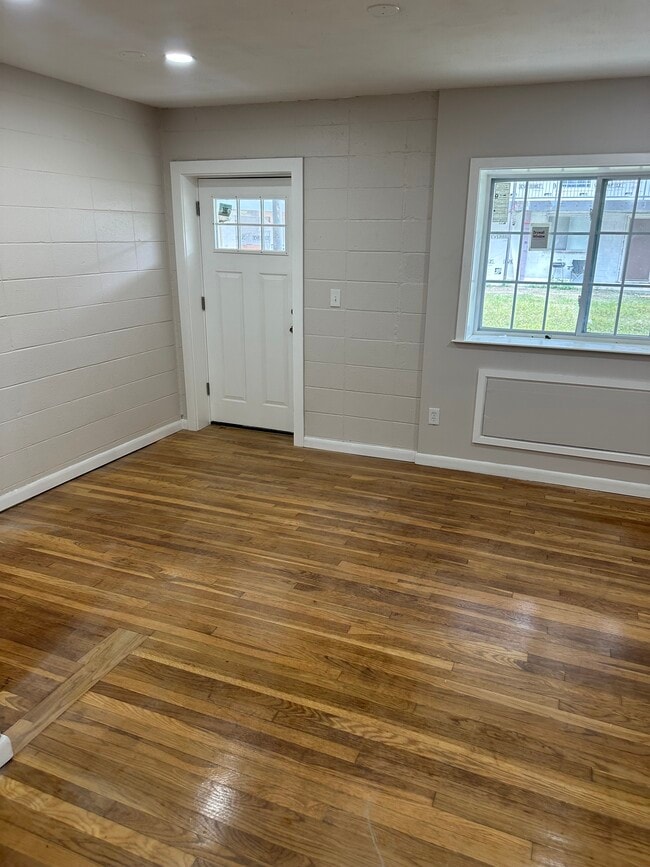 Building Photo - 1890 Broad St