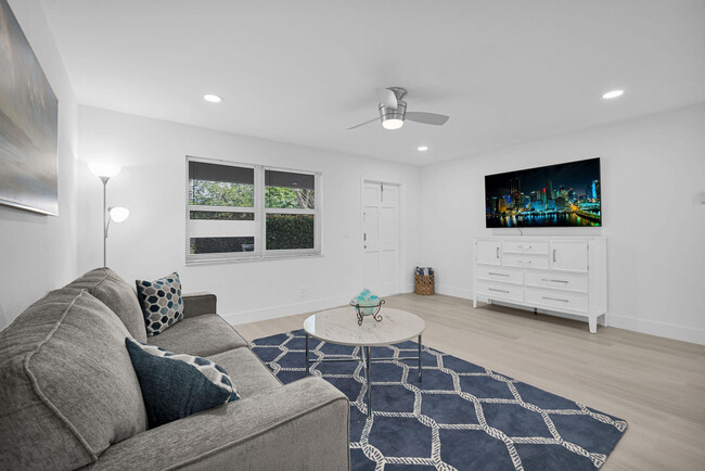 Building Photo - 561 N Ocean Dr