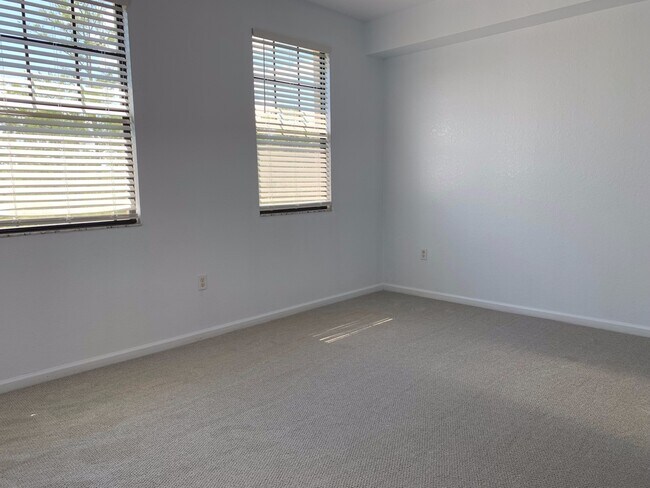 Foto del edificio - ANNUAL RENTAL - POSITANO PLACE 1 BED 1 BAT...