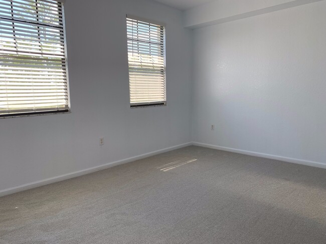 Building Photo - ANNUAL RENTAL - POSITANO PLACE 1 BED 1 BAT...