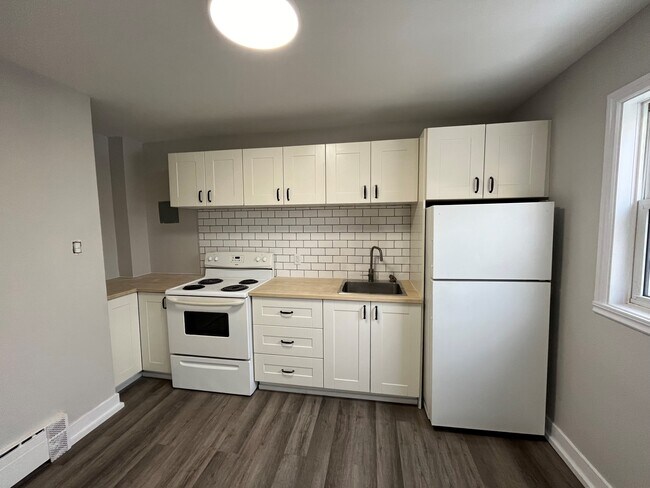 Photo du bâtiment - WELCOME TO PINECREST DRIVE - ONE BEDROOM APARTMENT AVAILABLE