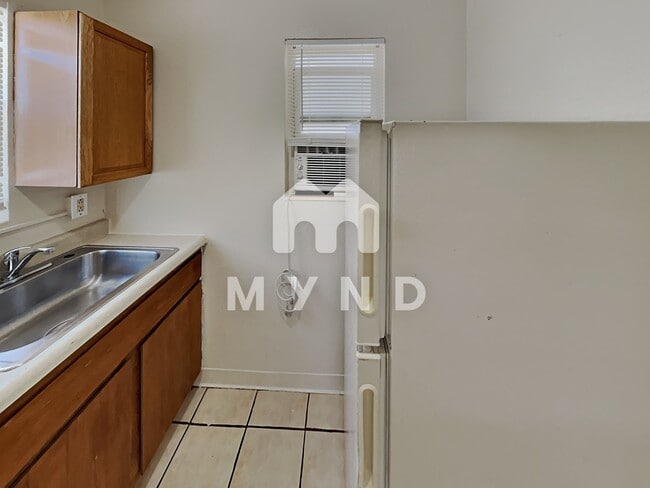 Building Photo - 2795 E 4th St Apt 1