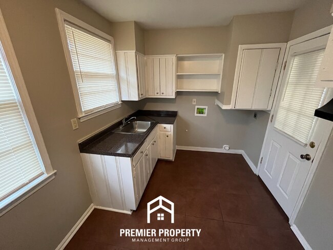 Foto del edificio - Charming 3BR/1.5BA Memphis Home with Hardwood Floors, Deck & Large Fenced Yard