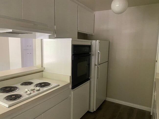 Building Photo - Spacious 1 Bedroom 1 Bath Upstairs Apartment