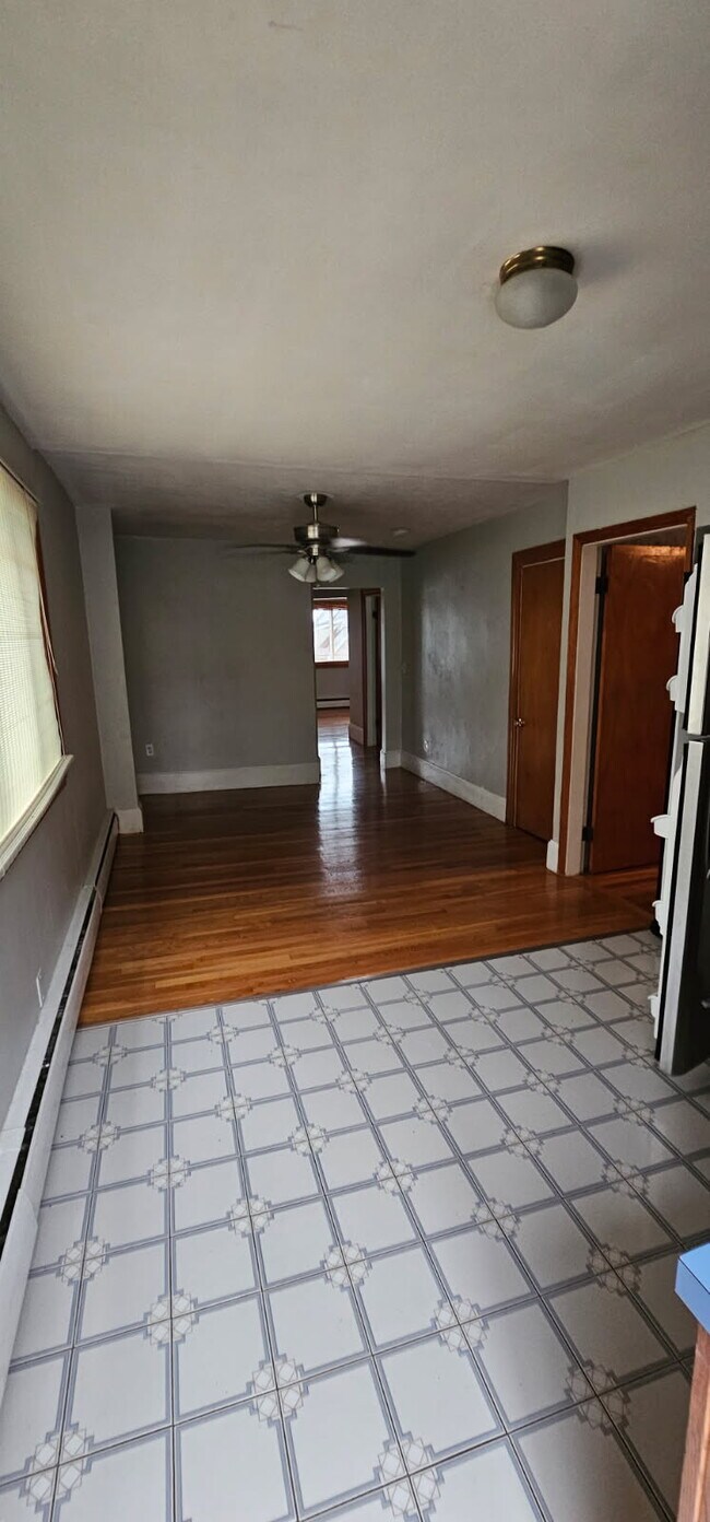 Foto del edificio - 75 Endicott Ave