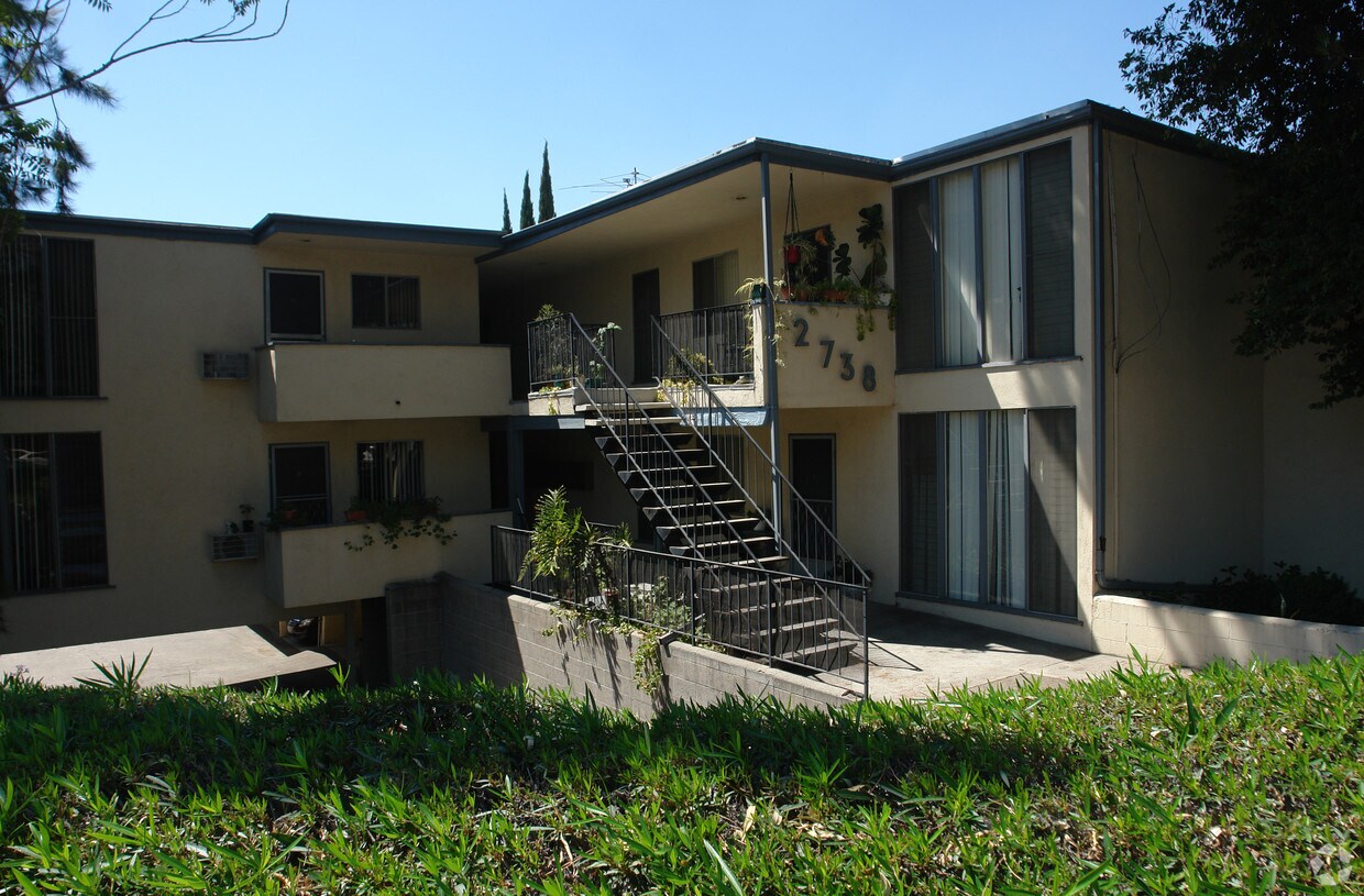 Foto del edificio - 2738 Montrose Ave