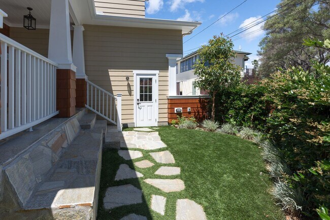 Foto del edificio - Four-bedroom home in the heart of the Village, offered furnished long-term lease. Ideally located...