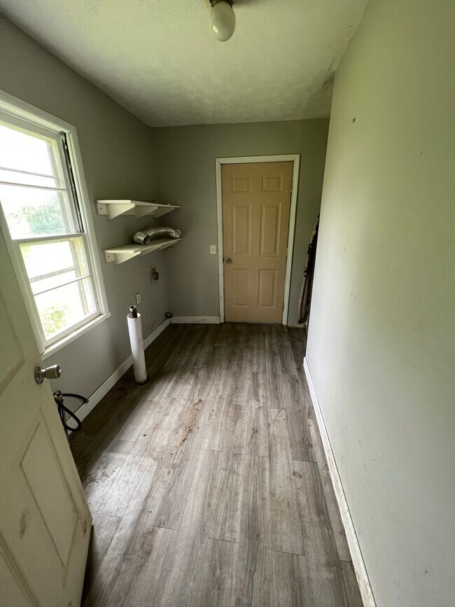 Building Photo - 3 Bedroom/ 1.5 Bath in Rogersville Availab...