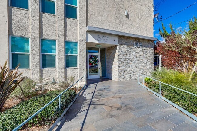 Building Photo - 537 E Hyde Park Blvd