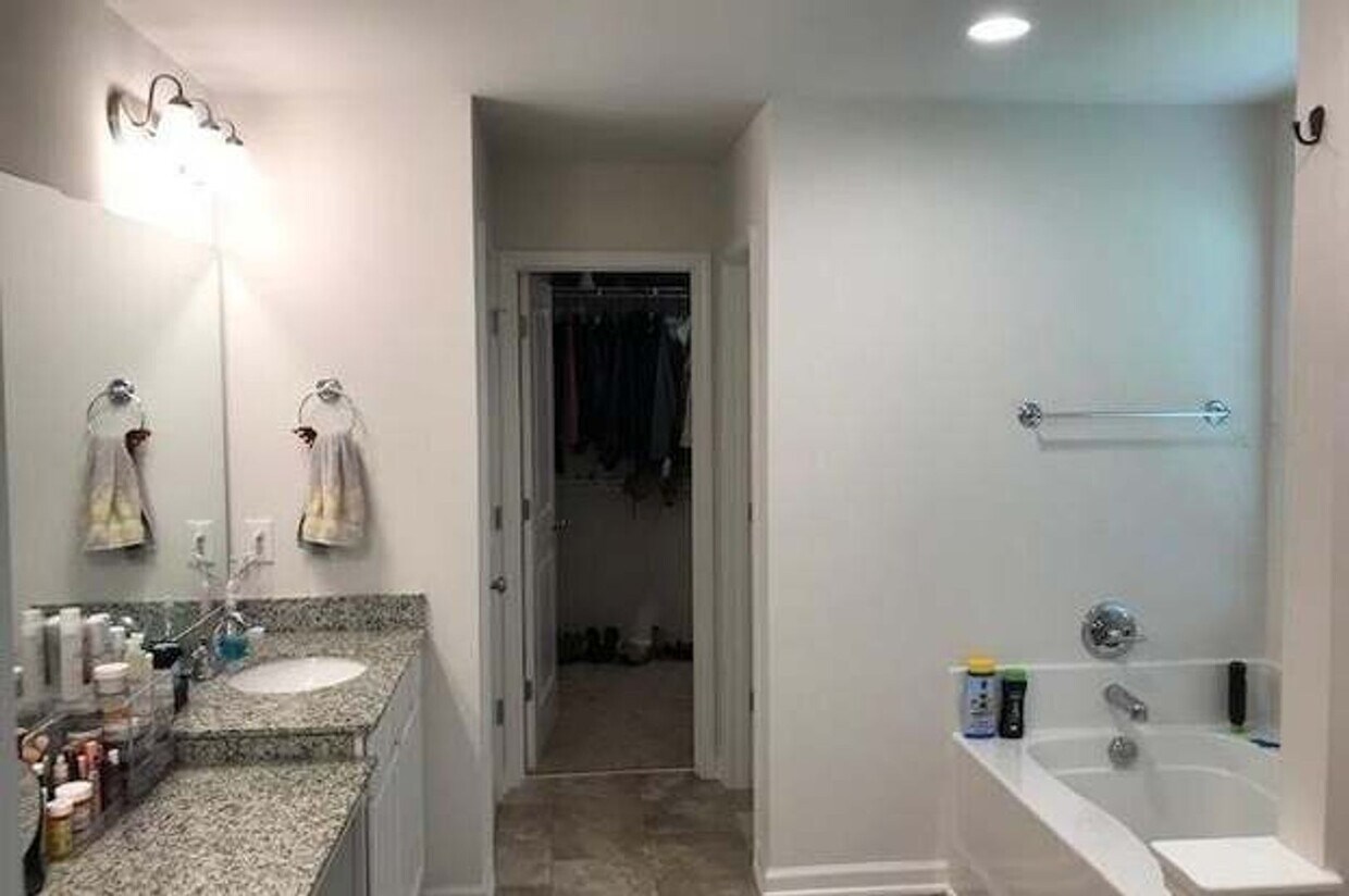 Building Photo - 4Bed/2.5Bath 2729 sq ft home located in Burnside Farms
