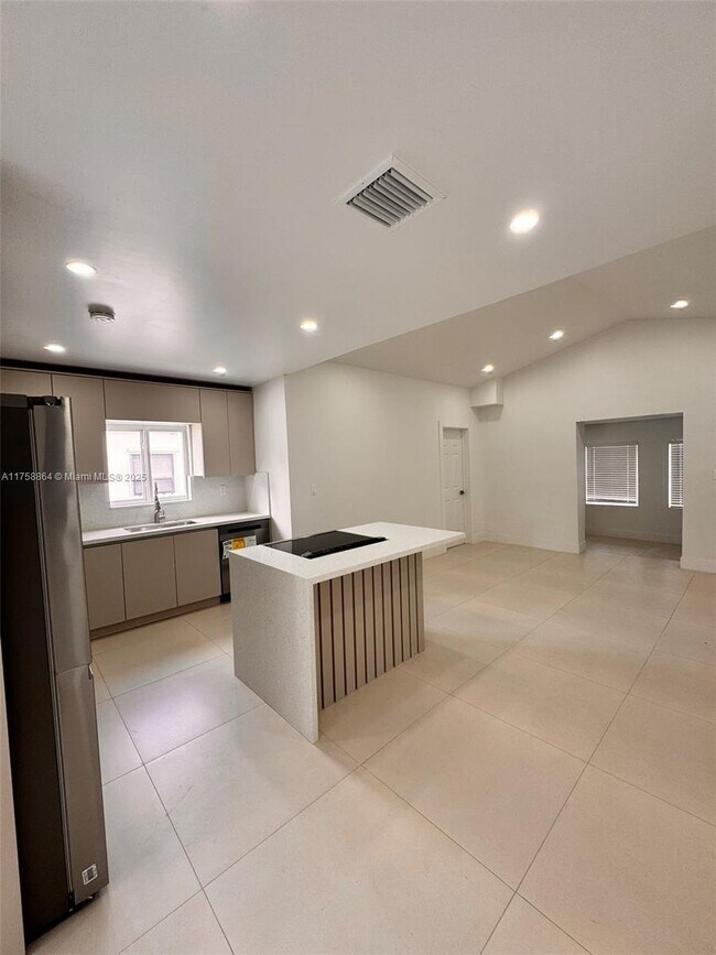 Building Photo - 3 bedroom in Miami FL 33150