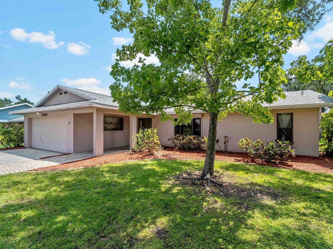 Foto principal - 8429 Cypress Lake Cir