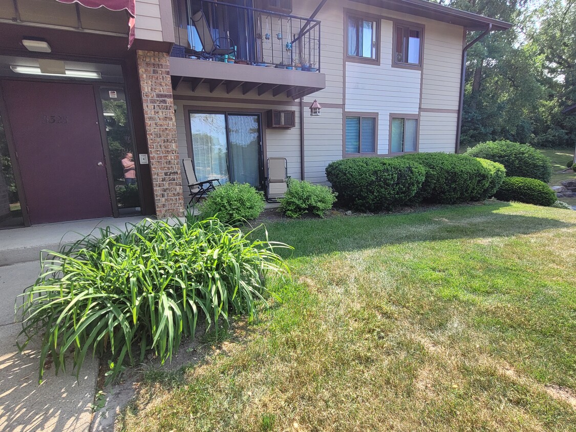 Apartment's porch (1st floor) - 5325 Brody Dr