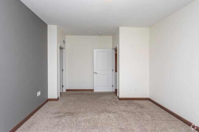 1BR, 1BA - 853SF - 5 Central